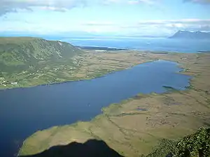 Blick von Andøya über den Andfjord (hinten)