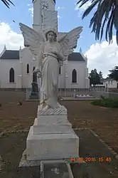 Engelstatuette vor der Niederländisch-reformierten Kirche nahe dem Konzentrationslager