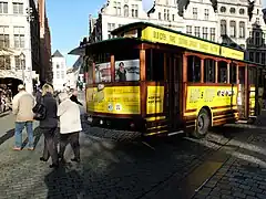 Touristenbus auf dem Platz