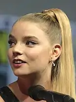 Anya Taylor-Joy verkörpert die titelgebende Hauptfigur Furiosa, Chris Hemsworth ihren Antagonisten Dementus