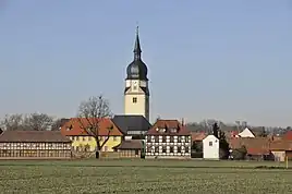 Blick auf Apfelstädt von Süden, mit St. Walpurgis