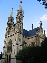 Hoffmanns Stifterfiguren an den Seiten des Hauptportals der Apollinariskirche