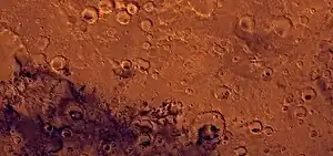 NASA-Karte des südlichen Teils von Arabia Terra. Unten der 100 km große Krater Dawes. Am linken Bildrand der Krater Schiaparelli