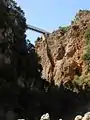 Brücke vom Wanderweg in der Schlucht gesehen