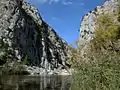 Blick vom Verdouble zur Gouleyrous-Klamm; rechts oben befindet sich die Höhle