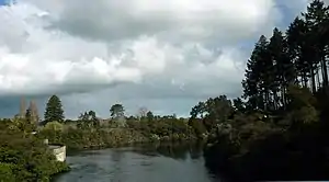 Lake Arapuni mit dem Staudamm links im Bild und ein Stück des Kanals, der zum Kraftwerk führt im Vordergrund