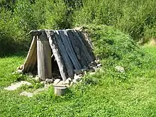 Nachbildung einer Totenhütte aus Flintbek im Archäologisch-Ökologischen Zentrum Albersdorf