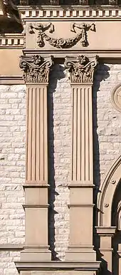 Pilaster in strenger Säulenausprägung