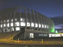 Die Arena Zagreb von außen in der Dämmerung