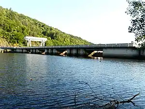 Der Stausee in unmittelbarer Nähe der Staumauer