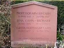 Familiengrab auf dem Friedhof am Hörnli, Riehen, Basel, Schweiz. Arnold Cahn (1858–1927) deutscher Internist, Chirurg und Pädiater, Lina Cahn-Bronner (1865–1940), Margareta Hottinger-Cahn (genannt Greta, 1897–1981) Chemikerin und Medizinerin war die Frau von Adolf Hottinger (1897–1975) Internist und Pädiater.