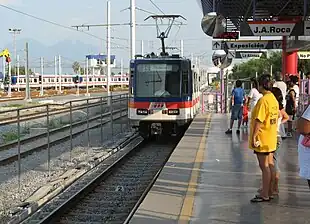 Zug der U-Bahn Monterrey bei der Einfahrt in die Endstation Talleres der Linie 1