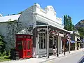 Historische Apotheke an der renovierten Hauptstraße von Arrowtown