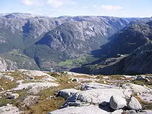 Aufstieg zum Kjerag (rechte Bildmitte: Øygard­stølen – der Beginn des Wanderwegs)