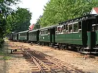 Bahnhof mit abfahrendem Museumszug