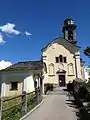 Pfarrkirche Santi Pietro e Paolo mit Beinhaus in Vordergrund