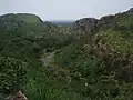 Blick von der Gebirgskette Richtung Norden auf die Verbindungsstraße von Natitingou nach Tanguieta.