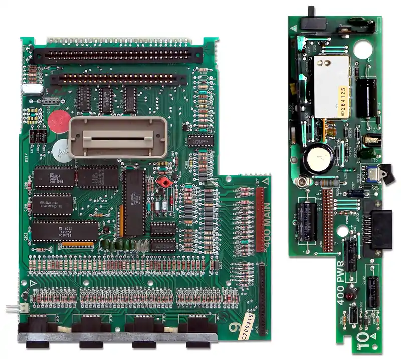 Haupt- und Nebenplatine des Atari 400 (PAL-Version)