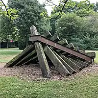 Kenneth Capps: „Attic“, 1974/1975 (Eisenbahnschwellen, Stahlträger)