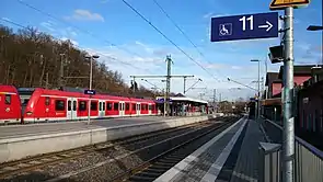 Au (Sieg) ab 2014, mit neuen Kopfgleisen: Links Triebwagen der S12 (DB-Baureihe 423), im Hintergrund Triebwagen der DB-Baureihe 648 der Sieg-Dill-Bahn (RB 95)