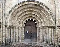 Saint-Jacques (CC) PA00104235 in Aubeterre-sur-Dronne, Dép. Cha­ren­te, Westfrankreich, West­fas­sade um 1160, romanisch, übrige Kirche 1562 zerstört und 1710 ersetzt