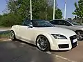 Audi TT Roadster mit geöffnetem Dach