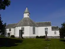 Foto einer weißen Holzkirche