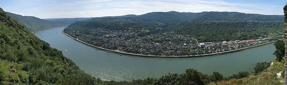 Ausblick von Burg Liebenstein über den Rhein auf Bad Salzig