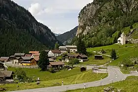 Die reformierte Kirche Ausserferrera an erhöhter Lage über dem Dorf