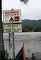 Warnschild an einem Fähranleger in Queensland (Australien)