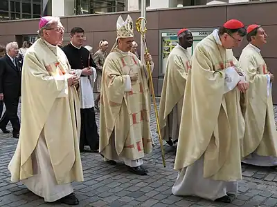 Auszug aus einem Pilgergottesdienst. Von links nach rechts: Diözesanbischof Heinrich Mussinghoff, Apostolischer Nuntius in Deutschland Nikola Eterović, Peter Kardinal Turkson, Kurt Kardinal Koch und Rubén Kardinal Salazar Gómez