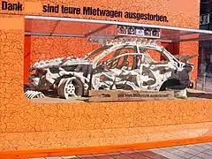 Nachbildung eines Kfz zu Werbezwecken in einer Krakelee-Wand am Flughafen München (2010)