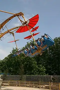 Fahrgeschäft im Betrieb aus der Sicht eines Außenstehendens