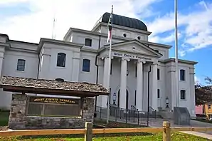 Das Avery County Courthouse ist einer von zwölf Einträgen des Countys im NRHP.