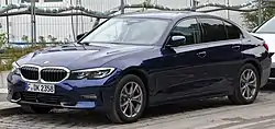 Böser Blick an einem Serien-Mittelklasse-PKW BMW G20