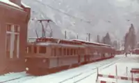 ABDeh 4/4 303 der Berner Oberland-Bahn mit selbsttragendem Wagen­kasten und zwei quer eingebauten Fahrmotoren pro Drehgestell (1949)