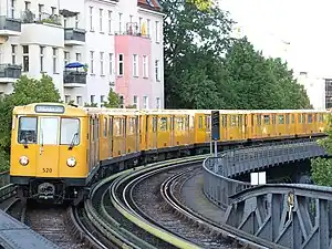 A3E (ursprünglich A3 66) bei der Einfahrt in den Bahnhof Schlesisches Tor