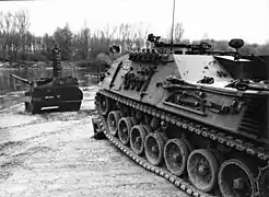 Bergepanzer sichert Leopard 1 bei erster Gewässerdurchquerung. Im Hintergrund zweiter Panzer (zur Verbreiterung der Übergangsstelle)