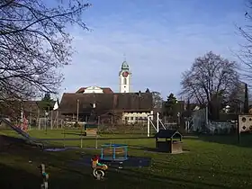 Spielplatz, Bauernhaus undreformierte Kirche in Kloten.