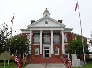 Bacon County Courthouse (2015). Das Courthouse wurde im Jahr 1920 im Stile des Neoklassizismus fertig gestellt. Im September 1980 wurde es als erstes Objekt des County in das NRHP eingetragen.