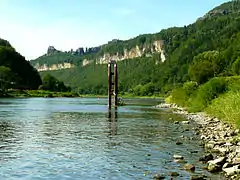 Der Taleinschnitt der Elbe reicht bei Schmilka bis in die Sandsteinschicht a1, darüber erhebt sich rechtselbisch mit den Schrammsteinen die komplette Schichtenfolge bis zur Stufe e (Hoher und Mittlerer Torstein).