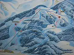 Liftanlagen und Skipisten im Skigebiet Bärenalm.