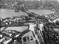 Luftbild um 1920, von vorn nach hinten: Universitätsgebäude, Bahnhof mit Moorweide, Alster mit Lombardsbrücke, Hauptbahnhof