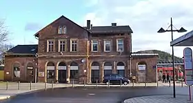 Blick vom Bahnhofsvorplatz auf das Empfangsgebäude