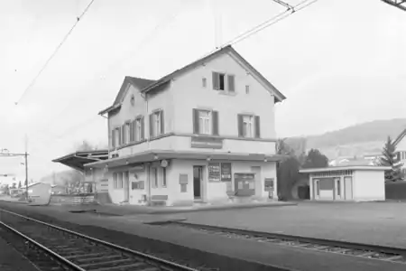 Bahnhof Schöfflisdorf-Oberweningen im Jahr 1975,2015 abgebrochen, WC-Häuschen 2005 abgebrochen