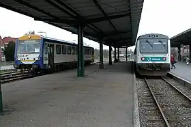 Bahnsteig mit Triebwagen von Arriva und NOB (2004)