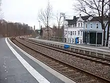 Bahnhof Zwickau-Schedewitz (2016) mit Kirche Bockwa im Hintergrund