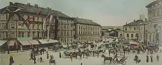 Fiaker auf dem Bahnhofsplatz, im Hintergrund das Festspielhaus (um 1905)