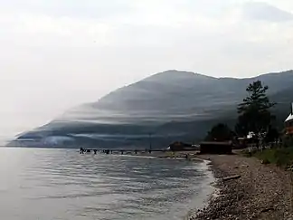 Blick auf die Berge des Baikalgebirges im Sommer von Bolshiye Koty aus am Südwestufer des Baikalsees