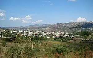 Blick über die Stadt und die Hügel der Mallakastra von Süden